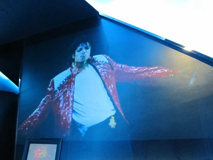 《Beat it》的火紅皮褸跟MJ其他經造型一樣，一見難忘，也只有他駕馭得了。