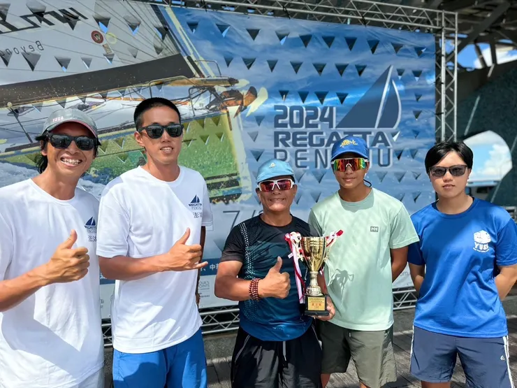 四位教練左起政霖、Leo、冠頭、陳昀。(拿獎盃的是作者)