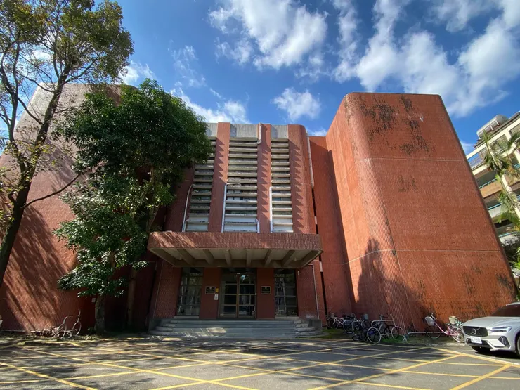 斬石子的水平遮陽，由上至下，劃開量體，將量體切割成一段段的垂直面塊。在王大閎的作品裡是絕無僅有之作