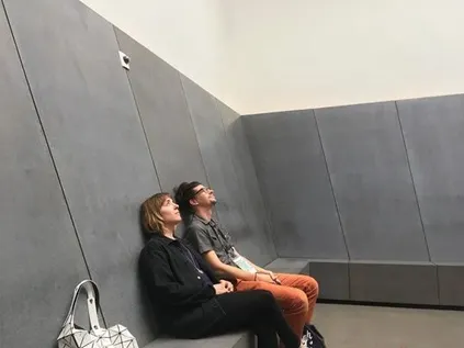 在明尼阿波利斯的沃克酒店,James Turrell 的空中房間(正式名稱為Sky Pesher),人們可以凝視上方天窗一片孤立的天空。連續幾天參觀這個房間,每次都能看到不同種類的雲以不同的速度移動。除了天空本身之外,這個房間的牆壁是傾斜的,這種慷慨的建築邀請人們只要想停留小憩就能仰望天空。