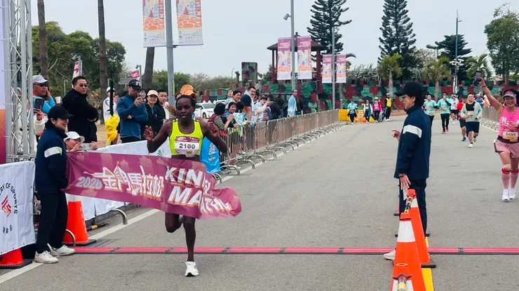 全馬女子組第1名