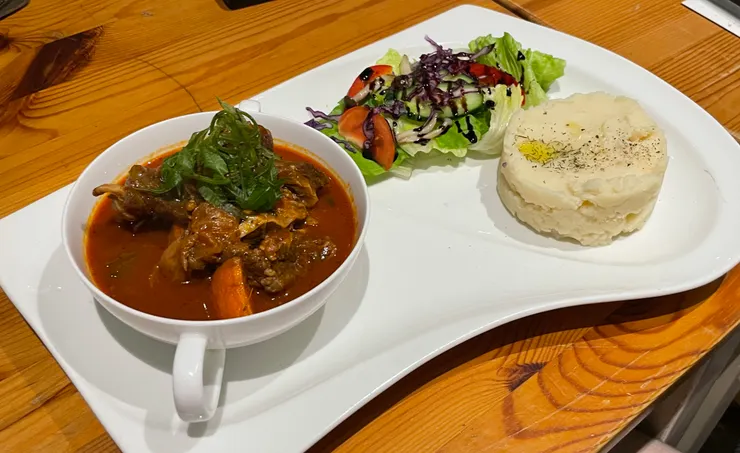 家常東歐料理 牧羊人紅酒燉牛肋(馬鈴薯泥)   415元