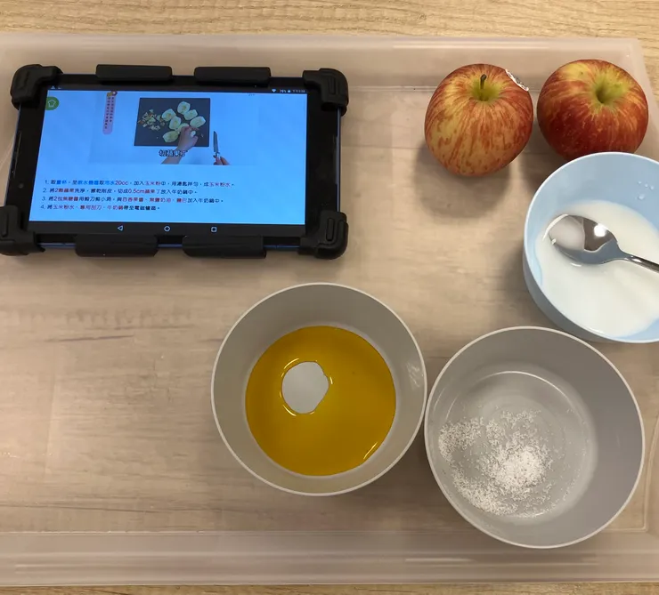 一個平板、一個托盤、一些食材