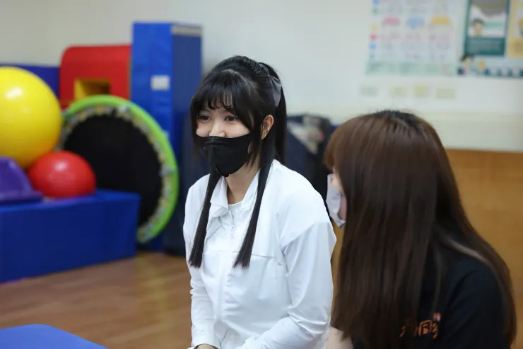 （圖說：當孩子在外出時出現突如其來的情緒，皓皓媽媽(左)期盼大眾能多一點理解與耐心，給予早療家庭更多空間。）