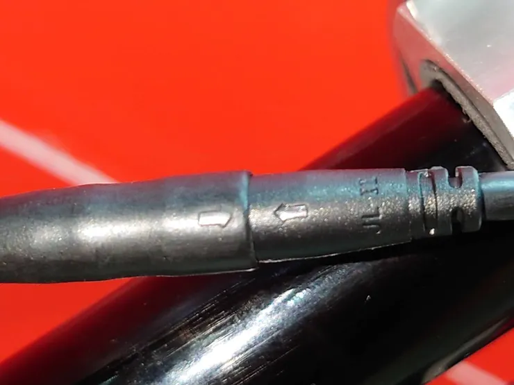 箭頭位置對接插到底