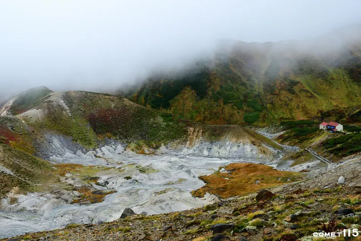 地獄谷因為火山氣體而寸草不生，圖右是登山小屋之一的雷鳥莊