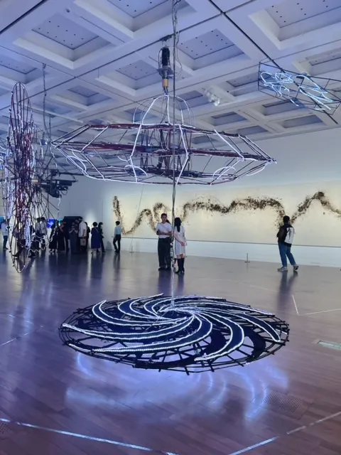 以飛碟為概念的裝置藝術