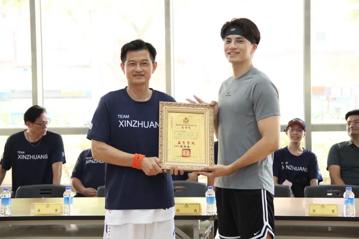 新莊分局長陳保緒頒發感謝狀予演員鍾亞翰