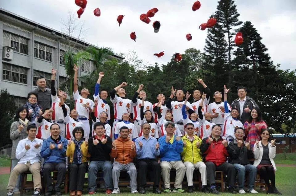  角落教學，故事中心  教育本質是~一棵樹搖動另一棵樹。