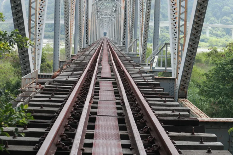 不知何時再有列車駛入大安溪鐵橋