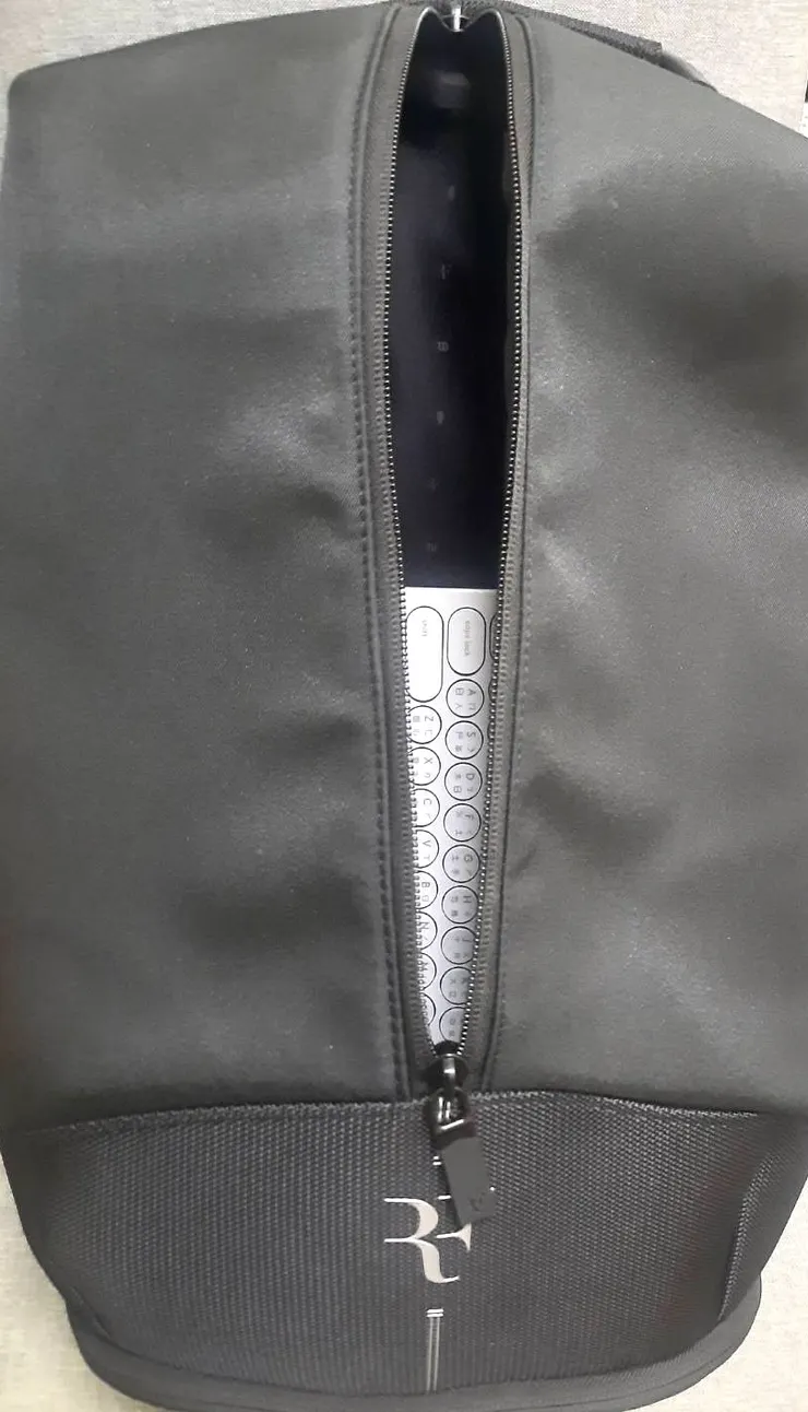 衣物區，直立放入藍芽鍵盤當比例尺