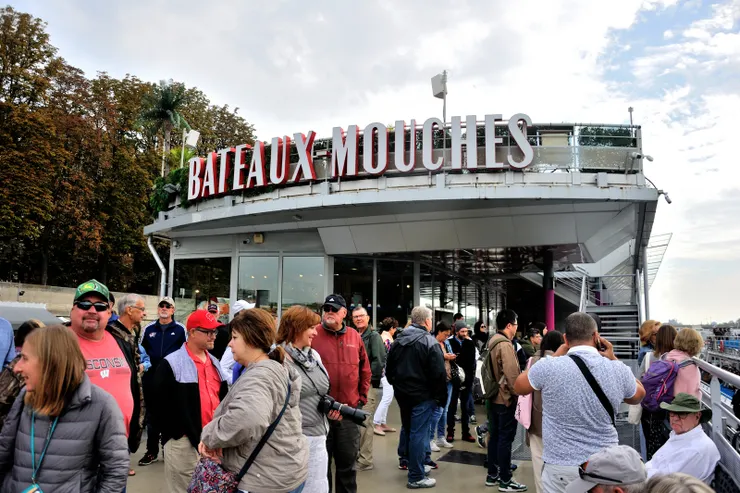 【Bateaux Mouches公司前等候11：30船遊塞納河】