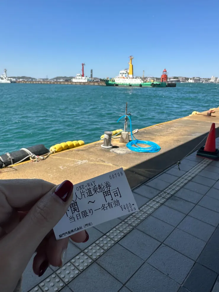 搭船，好像在高雄旗津