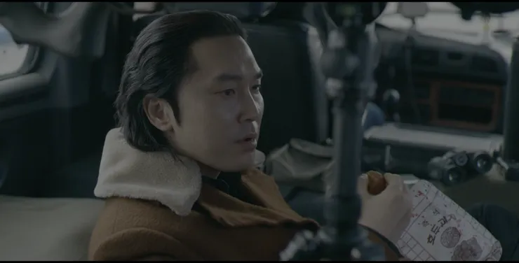 司機死掉後，殺手「李聖祖」自在吃著染血的零食，這樣的對比感也很強烈。（Source : Disney +。）