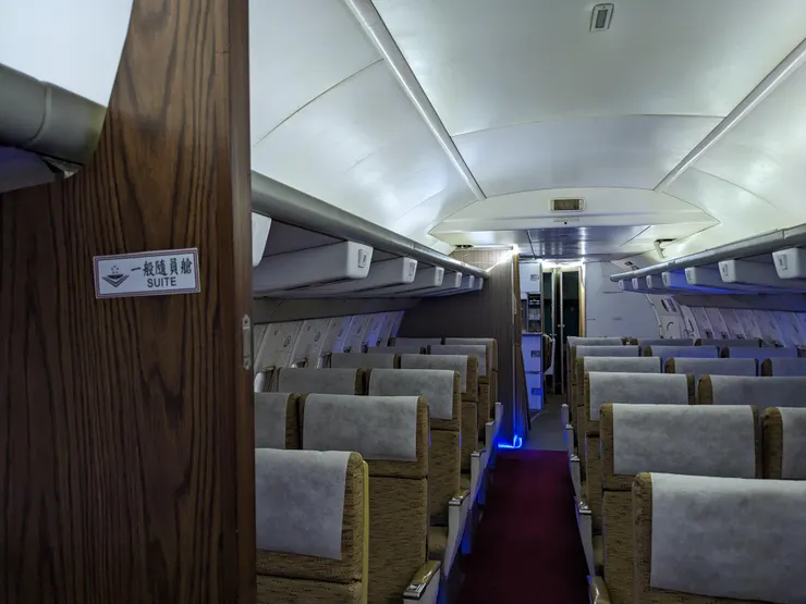 解鎖總統專機駕駛艙！實際探訪中美號內裝！右側國旗為什麼要反過來？／圖源：陳穩