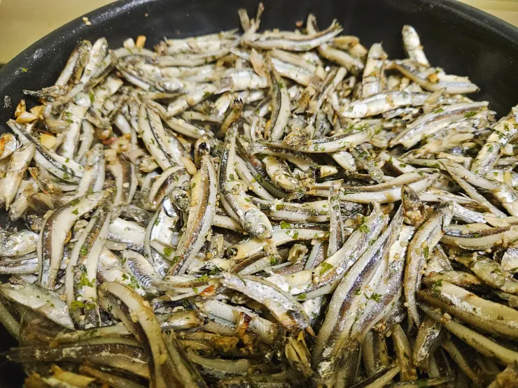 煎到一半，還沒上色🐟