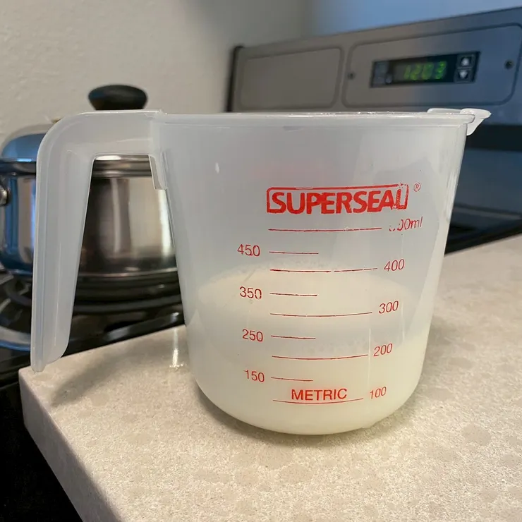 量杯轉過來才發現原來有毫升的標示呀... 鍋煮前還在 Google 轉換 oz to ml 的我 be like 🙃