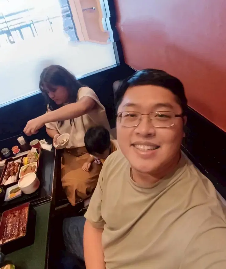 才吃一下子就開始想跑跑，這個臭小孩😥