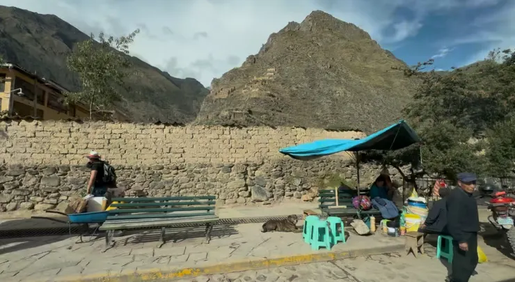 看得到一點山壁上的遺跡Pinkuylluna，為印加時期的糧倉