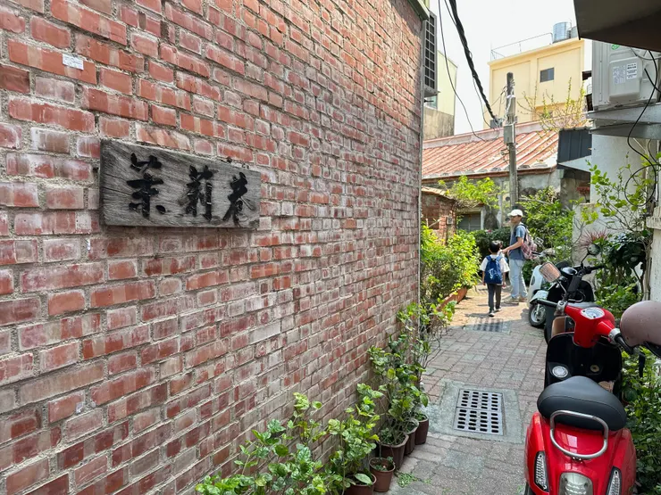 一走進來，剛剛的擁擠喧鬧全都不見，只有清新的花香陪伴我們