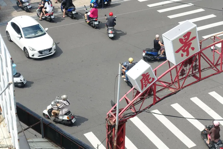 這是一場鹿景、路景。