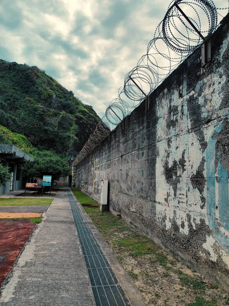 高牆不只擋住了身體四肢，也擋住了心