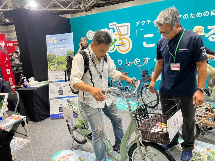 筆者正在模擬六十五歲的情境