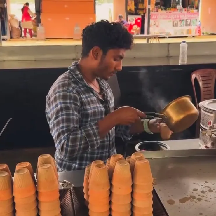 用乾淨的小陶杯裝奶茶