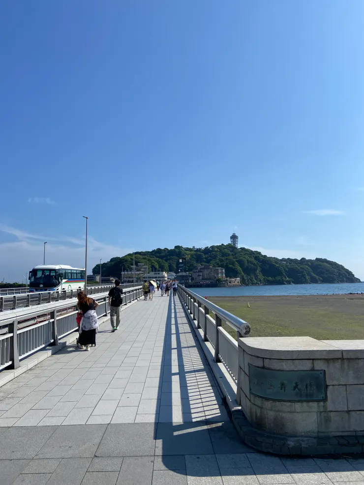 前往江之島的路上幾乎都沒有遮蔭，如果是夏日炎熱時要注意防曬