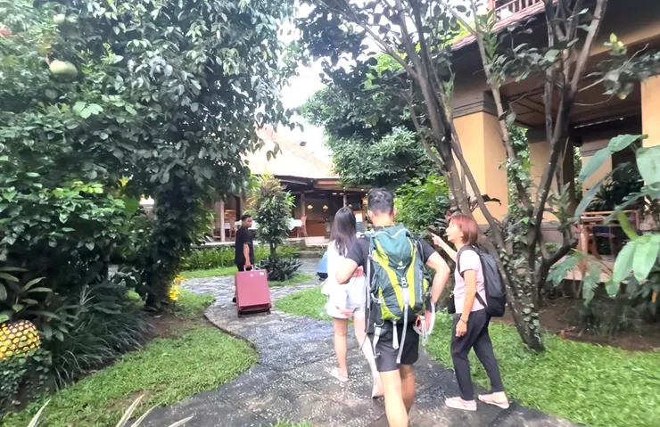 穿過叢叢樹林才能到達我們的房間