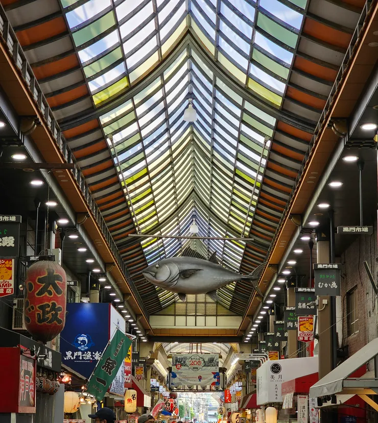 天花板掛著一隻魚