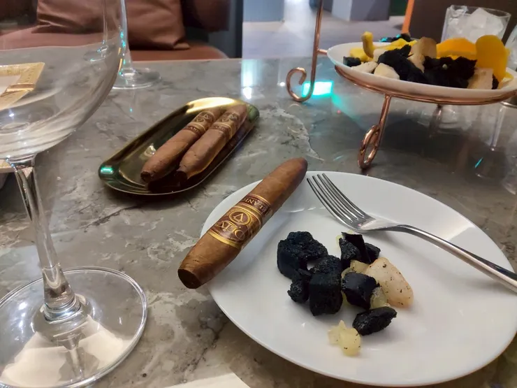 雪茄除了搭配無酒精飲料外，果乾小點也是很好的選擇