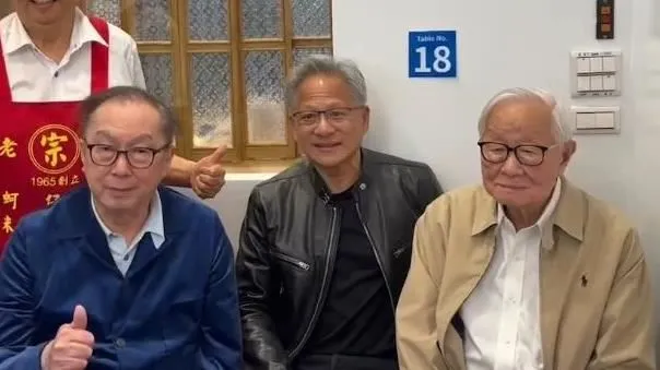 再放一次三人合照。