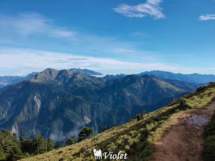 前往嘉明湖的路上，中間偏左的最遠處就是玉山