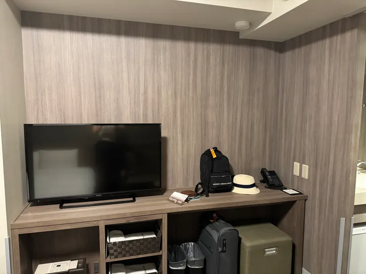 電視櫃旁可做為梳妝台