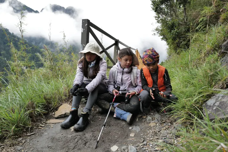 《東谷沙飛-山的孩子笛昂》劇照，小島同樂繪提供