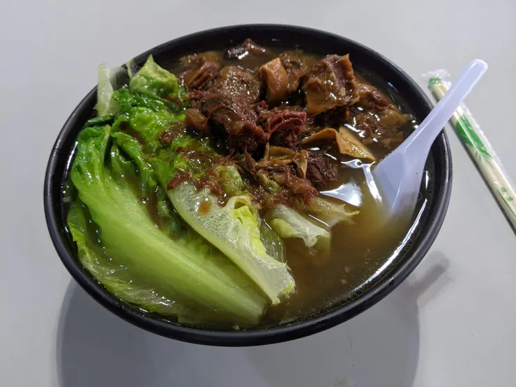 祐漢街市熟食中心：日記美食的上湯牛楠河MOP$27，早餐能喝到熱湯好幸福