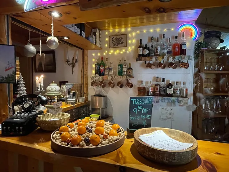 佈置很漂亮的民宿櫃台