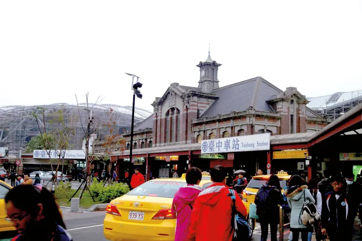 台中車站仍為地面車站時的風景。前站站體建於1917年，2016年10月鐵路高架化時停用。 2016年1月28日攝影