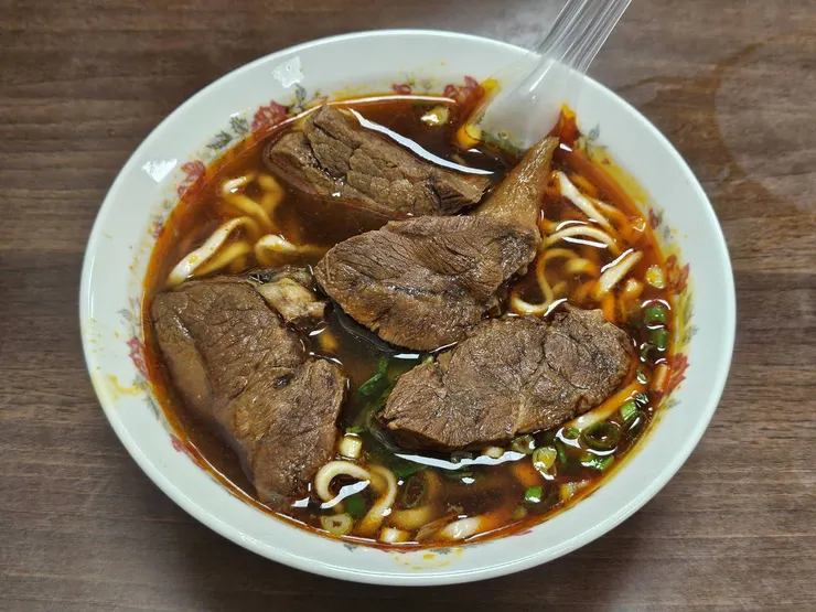 #小碗，4塊大牛肉，麵也好像少一球