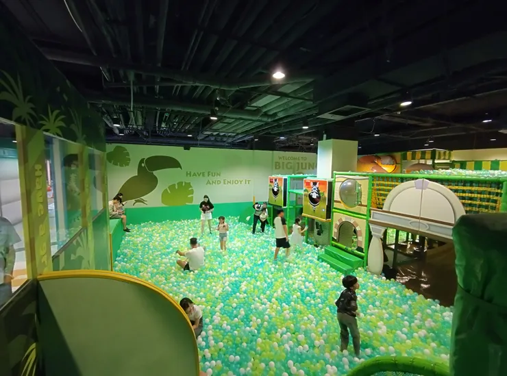 波波綠星球的超大球池