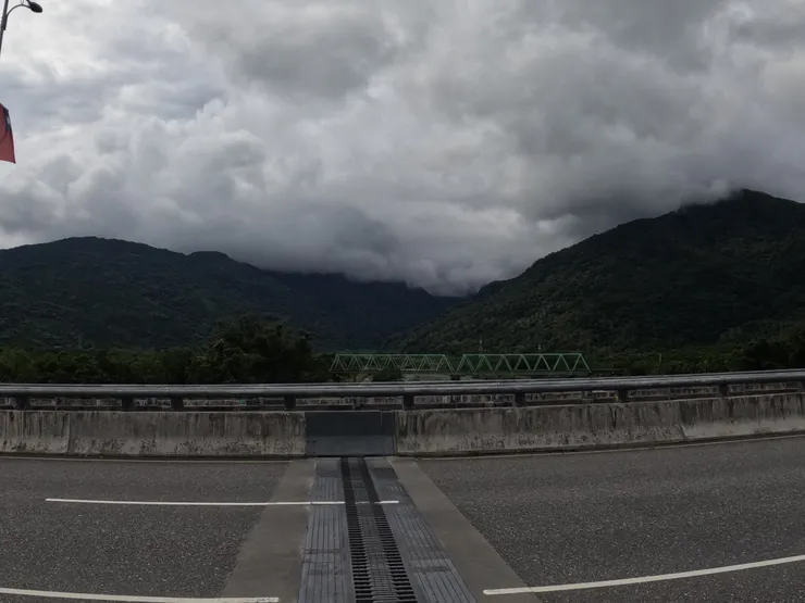 台9線跟火車離的都不太遠。