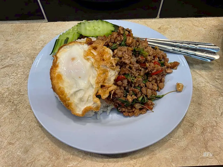 打拋豬$120版本(泰國辣我不敢挑戰XD)。整體屬於微香辣，搭配九層塔很下飯，這道我喜歡!