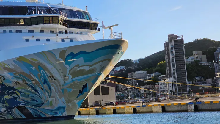 在海上近距離貼近探索星號前身的名勝世界壹號!