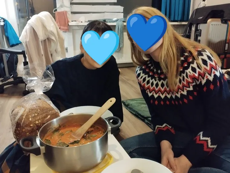 真的很亂的房間，以及燦爛（但想說還是遮一下）的笑容