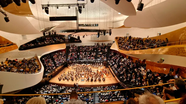 【舞台置中座席四周環繞像競技場 百年樂團就位迎進指揮滿座鼓掌】