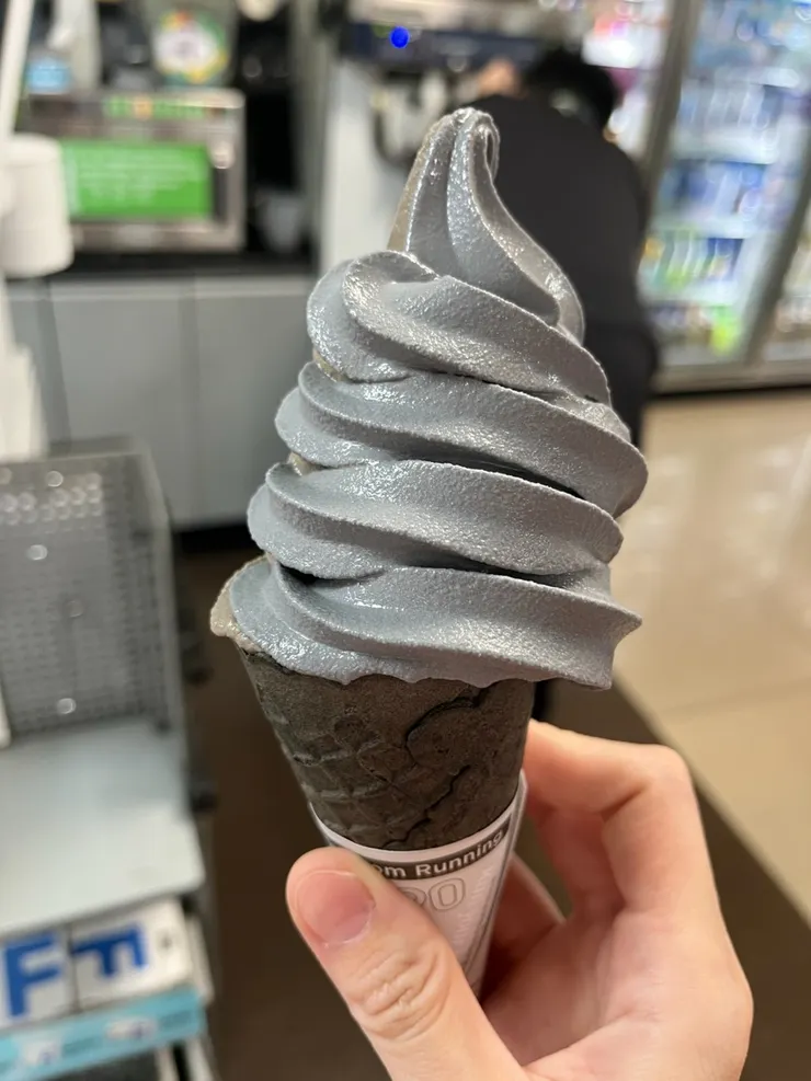 灰潮香草跟烏龍雙拼，店員技術很差有夠歪。