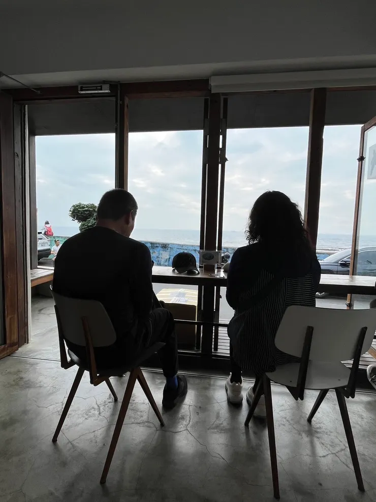 與父母親一起跨年的背影