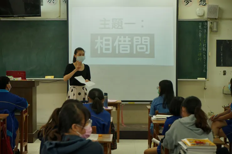 「微臺語」，是二林高中校訂必修二林譜當中關注語言文化的課程內容，由謝泊諭老師設計執行。 