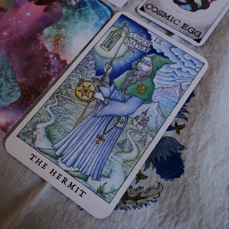 塔煦穿著當初冒險時，打扮成旅行者的那身樸素的衣服。